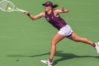 Iga Swiatek advances to round of 16 at Wuhan Open