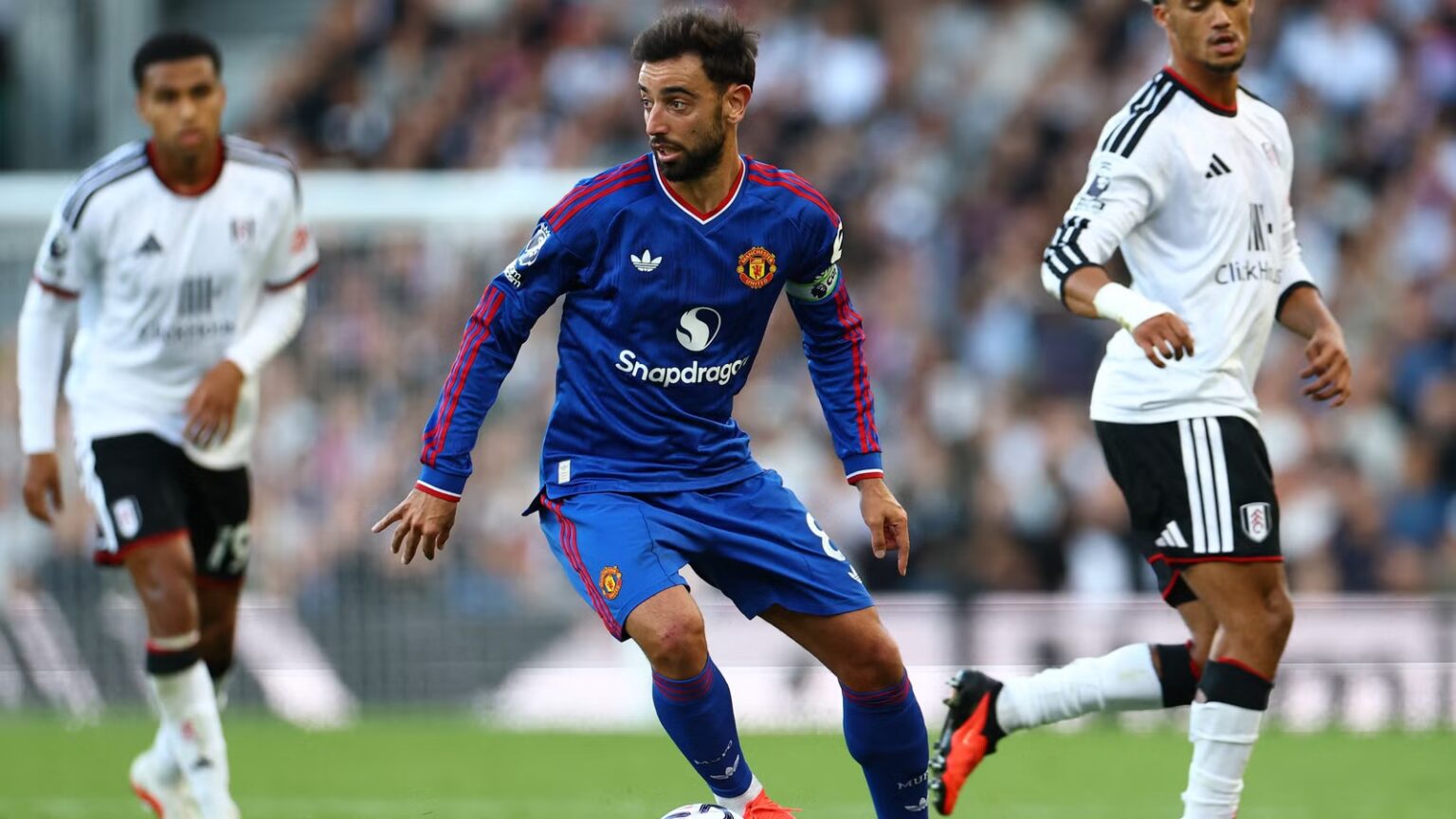 Man Utd storm into the race to sign £50m star who's outscoring Fernandes