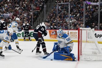 Necas and Roy score quick goals as Avalanche beat Blues 6-1