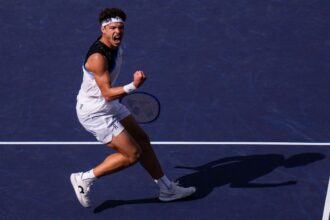 Shelton breezes to straight-sets win to advance in Shanghai