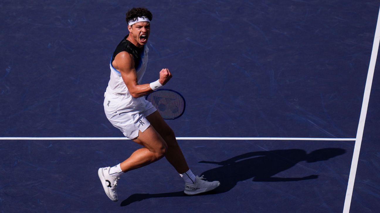 Shelton breezes to straight-sets win to advance in Shanghai