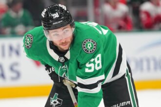 Winless Flyers sign Michael Bunting for remainder of season