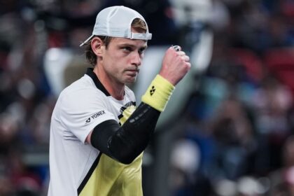 Zizou Bergs stuns Carlos Alcaraz in straight sets in Shanghai