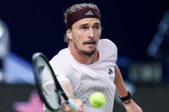 Zverev wins in straight sets to reach Shanghai Masters semis
