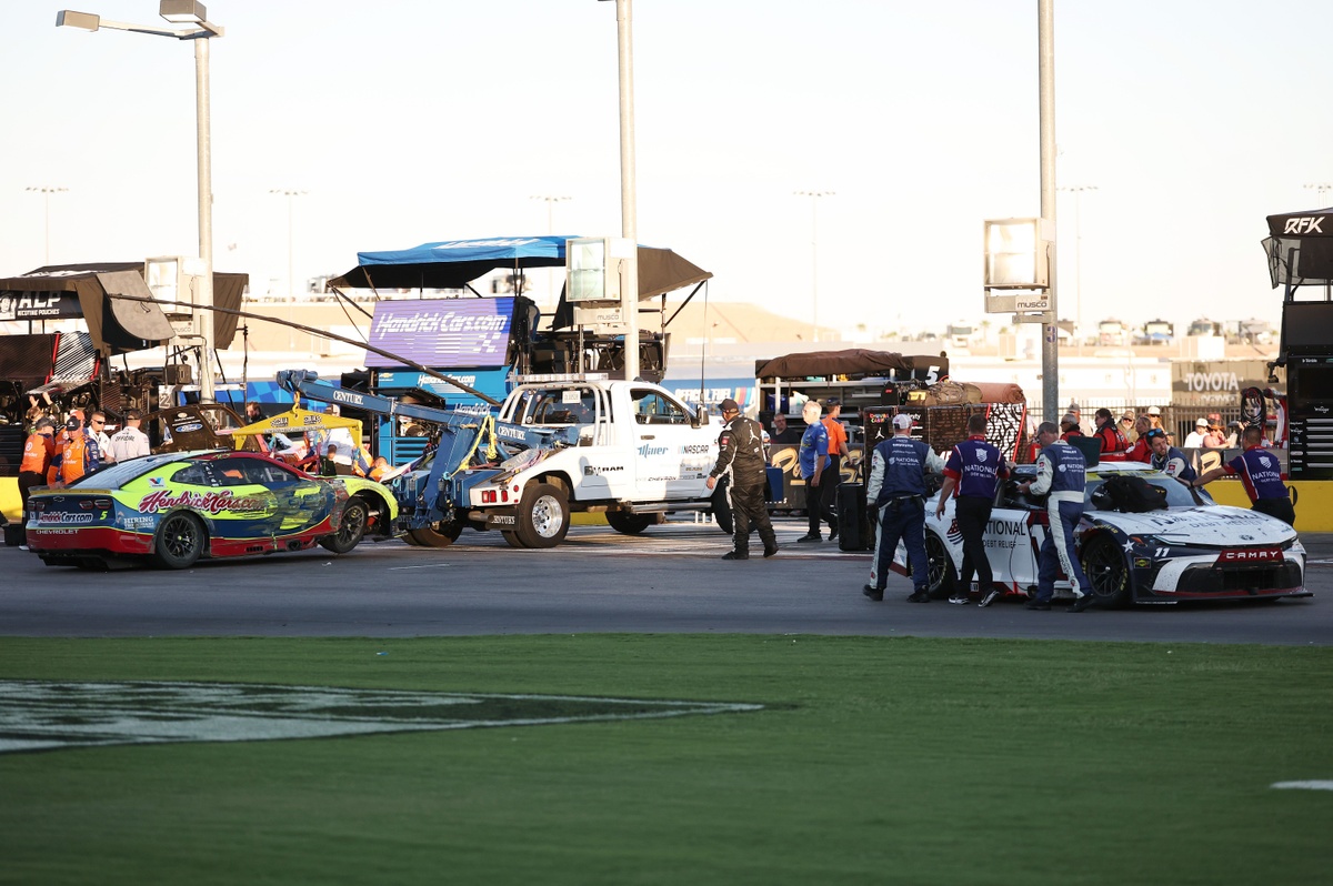 Denny Hamlin unaware he helped Kyle Larson return to lead lap by pitting
