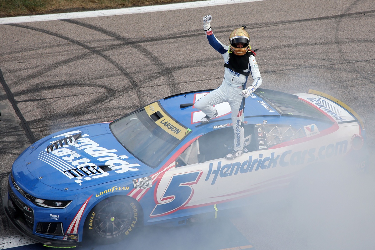 Kyle Larson sets record, earns maximum points with Kansas NASCAR Cup win